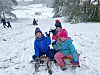 Die Kinder Marie, Mika und Lena freuen sich über den Wintereinbruch. Sie können den Schnee richtig genießen.
