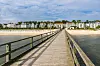Seebrücke mit Häusern im Hintergrund