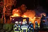Feuerwehrkräfte vor dem brennenden Ferienhaus in Trittau.