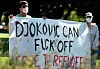 Aktivisten protestieren gegen Einreise von Djokovic.