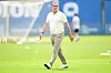Stefan Kuntz geht über den Trainingsplatz des HSV