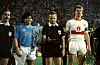 Schiedsrichter Gerassimos Germanakos zwischen den Mannschaftskapitänen Diego Armando Maradona (l., Neapel) und Guido Buchwald (Stuttgart)