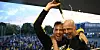 Marcel Bär begießt Braunschweigs Aufstiegs-Trainer Marco Antwerpen mit Bier.