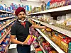 Surbir Singh Kapoor verkauft im Mehtab Indian Store auch ayurvedische Produkte.