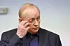 Alfons Schuhbeck wird bei einer Gerichtsverhandlung im Juli 2025 abgebildet. Mit der rechten Hand fährt er sich durchs Gesicht.