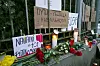 Im Gedenken an den toten Kreml-Kritiker Alexej Nawalny haben Trauernde Blumen und Kerzen vor der dem russischen Konsulat in Hamburg niedergelegt.