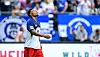 Ransford Königsdörffer schaut auf dem Spielfeld nach oben