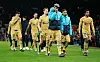Spieler des FC Barcelona trotten nach der Niederlage gegen ManU geschlagen vom Platz.