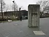 Seit zwei Jahren fehlt die Bronzetafel, die im Asphalt eingelassen war. Die Betonstele ist verdreckt und beschädigt. Das Mahnmal für die Zwangsarbeiter der Nazi-Zeit in Bergedorf macht einen erbärmlichen Eindruck.