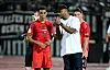 Bayern-Trainer Vincent Kompany spricht mit Jamal Musiala
