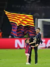 Luis Enrique jubelt nach dem Spiel mit seiner Tochter Xana. Gemeinsam schwenken sie eine Vereinsfahne.