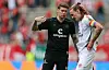 St. Pauli-Trainer Fabian Hürzeler redet mit Jackson Irvine