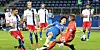 Das 3:3: Kiels Lee (M.) stochert den Ball an Julian Pollersbeck vorbei, Tim Leibold (l.) und Timo Letschert können nur zusehen.