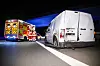 Der verunfallte Kleintransporter steht auf dem Standstreifen der A7.