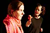 Zwei Schauspielerinnen auf der Bühne im Thalia-Theater