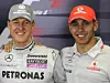 Das Talent und sein Idol: Lewis Hamilton (r.) und Michael Schumacher Arm in Arm beim Großen Preis von Bahrain im März 2010