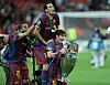 Sergio Busquets mit Lionel Messi und der Champions-League-Trophäe