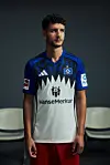 Daniel Elfadli präsentiert das neue HSV-Heimtrikot.