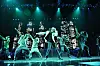 Michael Jackson mit Tänzern auf der Bühne