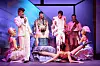 Schauspieler und Schauspielerinnen in bunten, extravaganten Kostümen