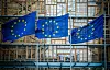 Flaggen der EU wehen vor dem Europa-Gebäude.