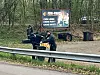 Nach tödlichen Messerstichen in Disco in Trittau - Polizisten durch suchen das Gelände