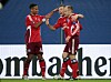 Dennis Aogo, Ivica Olic und David Jarolim umarmen sich beim Torjubel