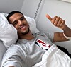 Robert Glatzel hebt im Krankenbett den Daumen
