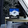 Gerahmtes HSV-Stadion mit Lautsprecherfunktion auf einem Beistelltisch in modernem Interieur.