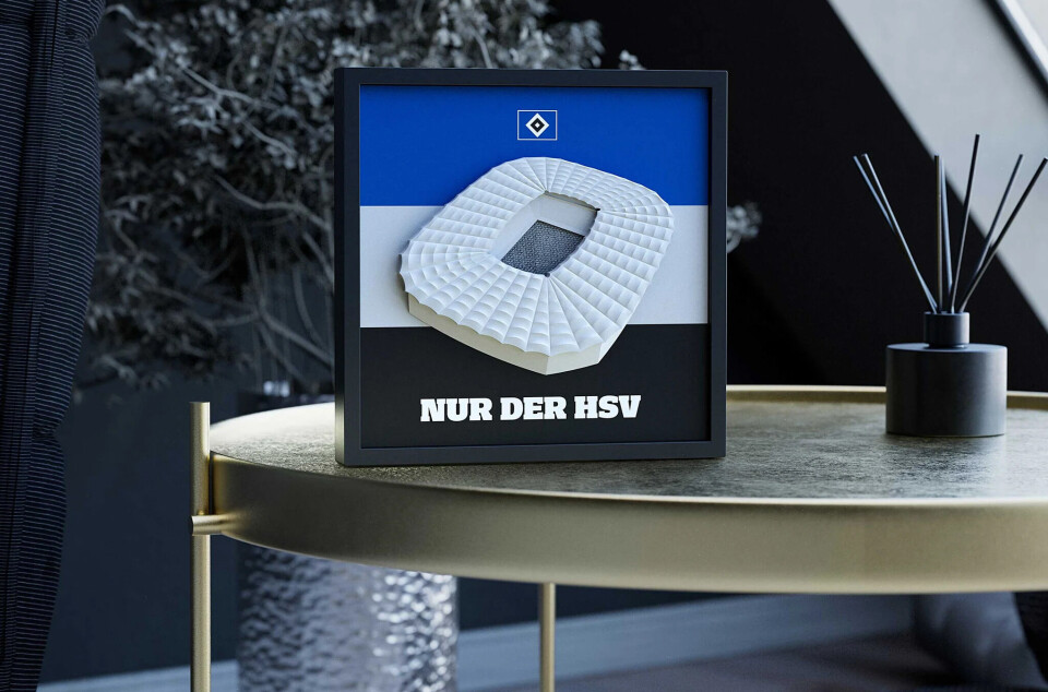 Gerahmtes HSV-Stadion mit Lautsprecherfunktion auf einem Beistelltisch in modernem Interieur.