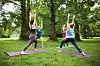 Frauen machen Gymnastik