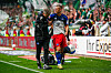 HSV-Profi Miro Muheim verlässt in Bremen verletzt das Spielfeld.