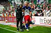 HSV-Profi Miro Muheim verlässt in Bremen verletzt das Spielfeld.