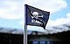 Eckfahne im Millerntor-Stadion mit der Totenkopf-Flagge des FC St. Pauli