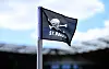 Eckfahne im Millerntor-Stadion mit der Totenkopf-Flagge des FC St. Pauli