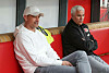 St. Pauli-Trainer Alexander Blessin und Sportchef Andreas Bornemann unterhalten sich
