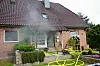 Die Feuerwehr löscht ein brennendes Mehrfamilienhaus in Lohbrügge.