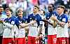 Otto Stange, Louis Lemke, Luka Vuskovic, Shafiq Nandja und Nicolai Remberg vor den HSV-Fans