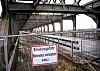 Absperrung auf der Freihafenelbbrücke mit Warnschild wegen Einsturzgefahr in Hamburg.