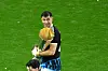 Emiliano Martinez trägt die Europa-League-Pokal und lächelt
