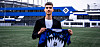 Andrej Vasiljevic mit HSV-Trikot vor dem Campus
