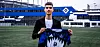 Andrej Vasiljevic mit HSV-Trikot vor dem Campus