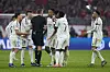 Die Spieler von Real Madrid umzingeln den Schiedsrichter