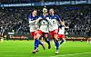 Fabio Vieira vom HSV bejubelt sein Tor gegen den VfB Stuttgart mit Giorgi Gocholeishvili und Guilherme Ramos