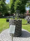 Die Skulptur wurde in Bronze gegossen und neu errichtet.