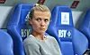 Kathleen Krüger sitzt 2018, vor dem Testspiel des FC Bayern beim HSV, auf der Ersatzbank.