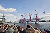 Schleppschiffe zünden während des Schlepperballetts Feuerwerksraketen.