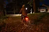Ein Fahrradfahrer fährt im Dunkeln.