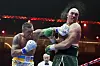 Tyson Fury kassiert einen harten linken Haken von Oleksandr Usyk