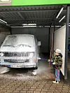 Sohnemann spritzt das Auto ab: Die ganze Familie ist traurig über den Diebstahl des Bullis.